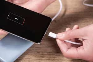 چگونه گوشی خود را بدون شارژر اصلی سریع‌تر شارژ کنیم؟